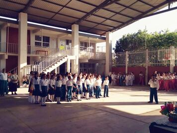 Luego de tomar clases bajo lonas, alumnos y maestros vuelven a escuela de Juchitán dañada por el sismo del 7-S