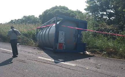 Queda varado tanque de cianuro en carretera del Istmo de Oaxaca; maniobran para levantarlo