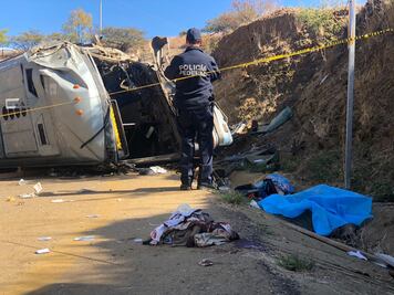 Buscan a familiares de accidentados en  autobús de Huitzo