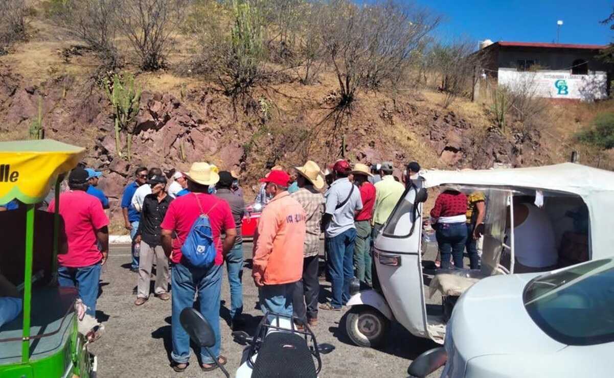 Tras críticas del gobierno de Oaxaca a bloqueos, desalojan con violencia protesta de docentes en Tehuantepec. Foto: Especial