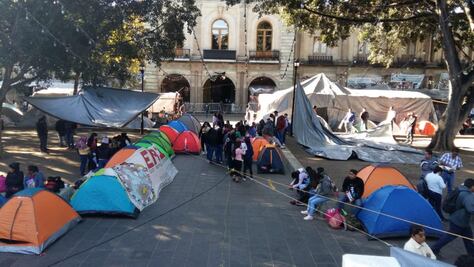 Profesores del nivel de Educación Indígena instalan plantón de 48 horas en el Zócalo de Oaxaca