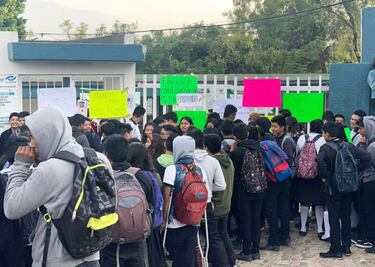 Alumnos retienen a director del Conalep  y bloquean accesos a la escuela