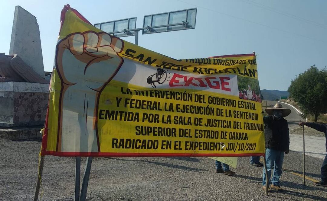 Bloquean pobladores carretera 190 en Oaxaca; exigen pago de recursos federales pendientes desde 2018. Fotos: Cortesía