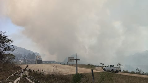 Dos incendios fuera de control en la zona triqui de Oaxaca; fuego avanza hacia el Cecyteo en Sabana Copala 