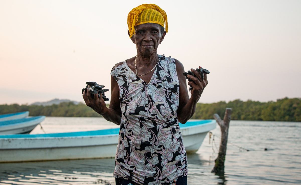 Mujeres afro aprenden a vivir de la tichinda, un secreto culinario escondido en la Costa de Oaxaca