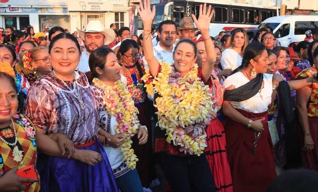 Recibe Sheinbaum bastón de mando de mujeres mazatecas de Oaxaca; promete velar legado de AMLO. Foto: Edwin Hernández
