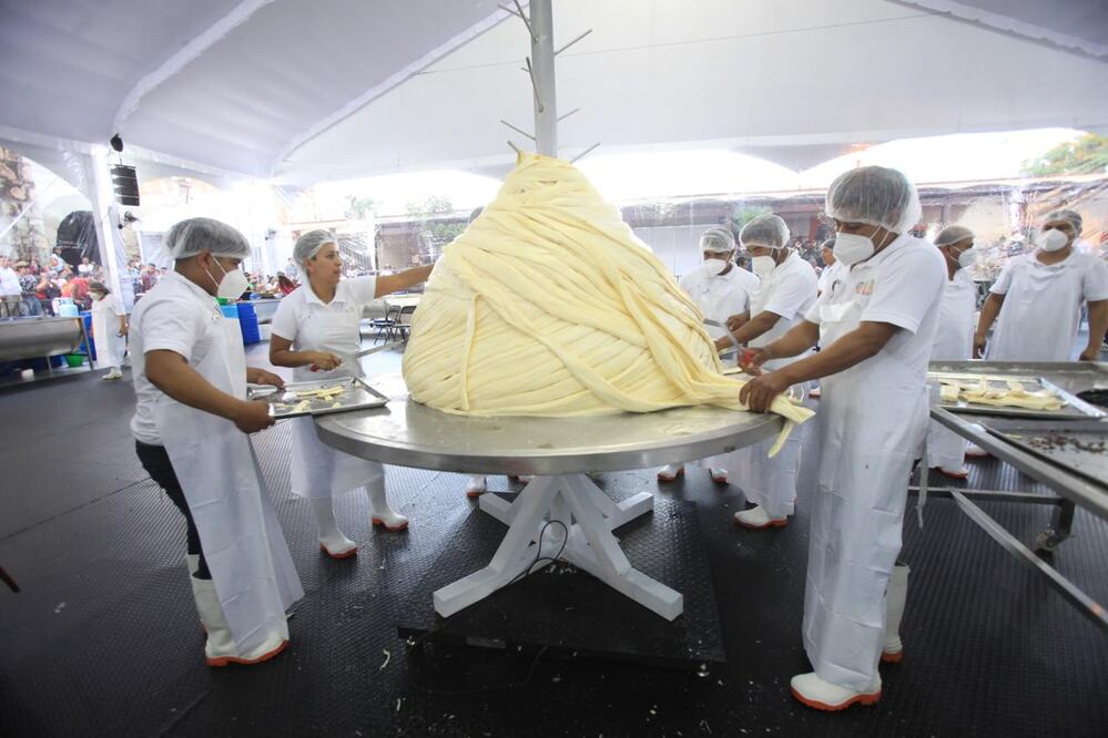 Reyes Etla, Oaxaca, se impone y gana el Récord Guinness al quesillo más grande del mundo. Foto: Edwin Hernández