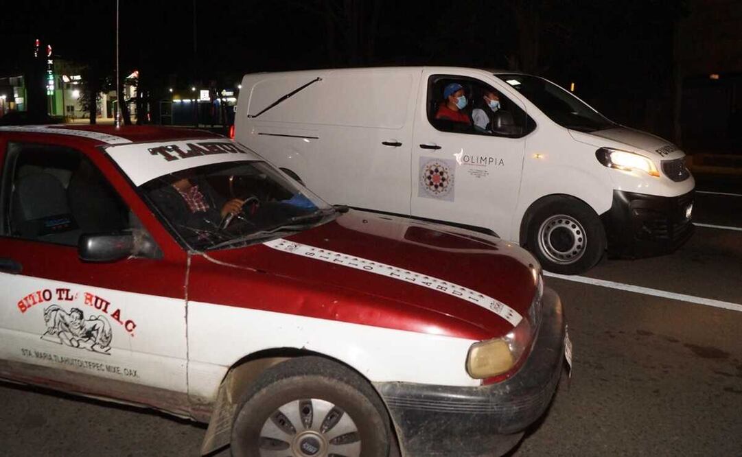 Acompañado de amigos y familiares, llega a Tlahui cuerpo de Josué, migrante de Oaxaca muerto en tráiler de Texas. Foto: Edwin Hernández