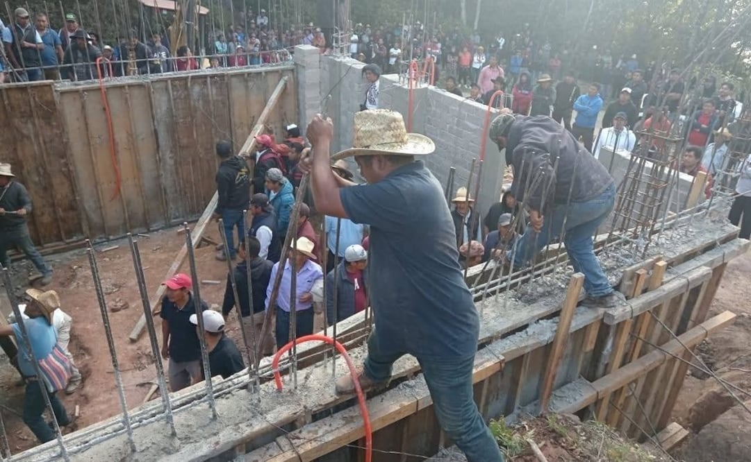 Autoridades de Tlahuitoltepec recuperan un espacio invadido, en presencia de pobladores de la comunidad. Foto: Especial