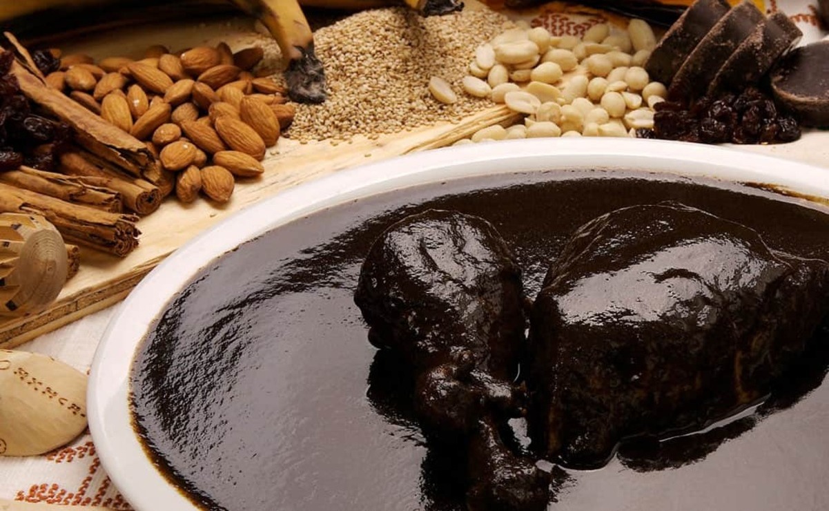 En Oaxaca, el mole negro es símbolo de tradición, memoria y celebración, especialmente durante el Día de Muertos, un platillo que une generaciones. Foto: Facebook Oaxaca Cerca De Ti.
