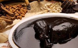¿Con qué chile se prepara el mole negro? Famoso platillo de Oaxaca
