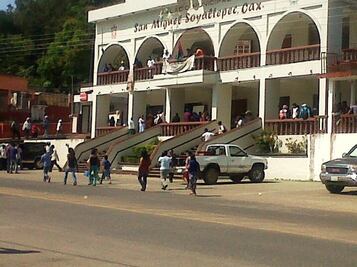 Irrumpe grupo armado en Soyaltepec: asesina a dos personas y se lleva a otras 5