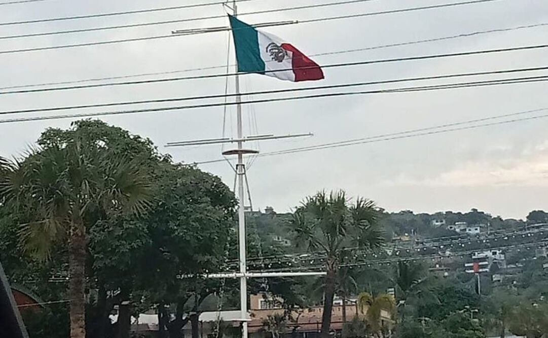 Marinos izan por error bandera de México de cabeza en Salina Cruz, Oaxaca. Foto: Especial