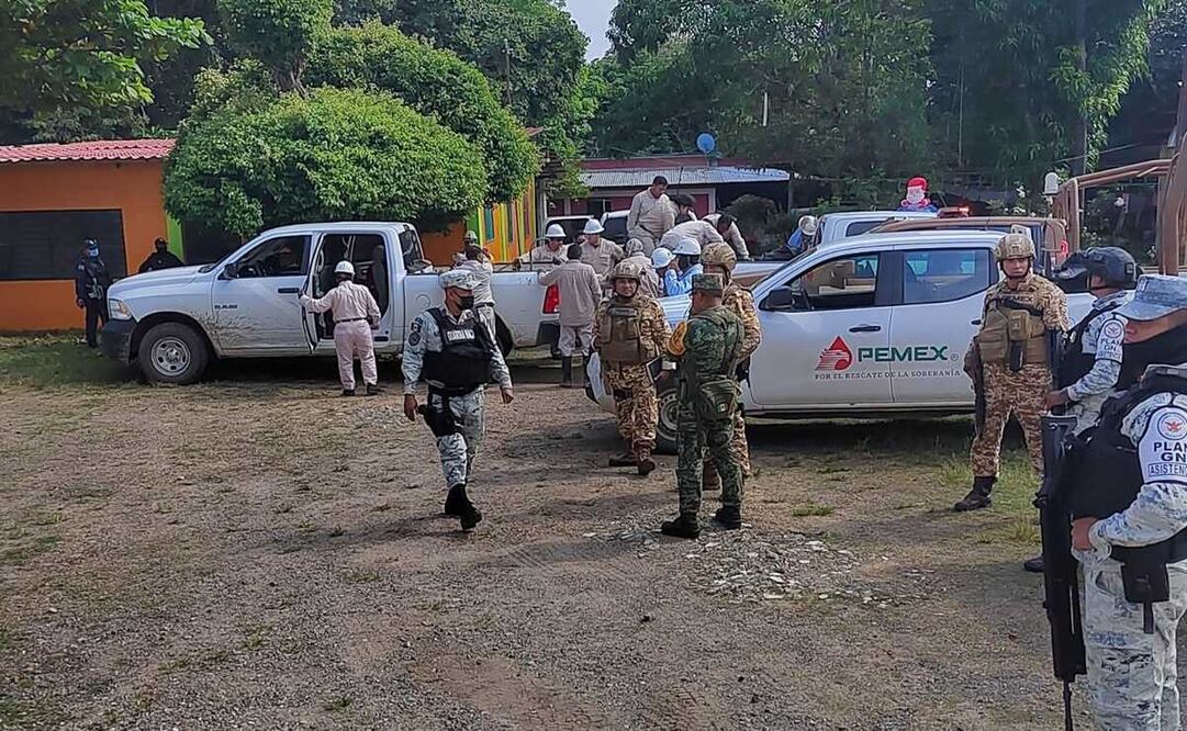 Trabajadores de Pemex evacuan comunidad de Donají por fuga de amoniaco en el Istmo de Oaxaca. Foto: Especial