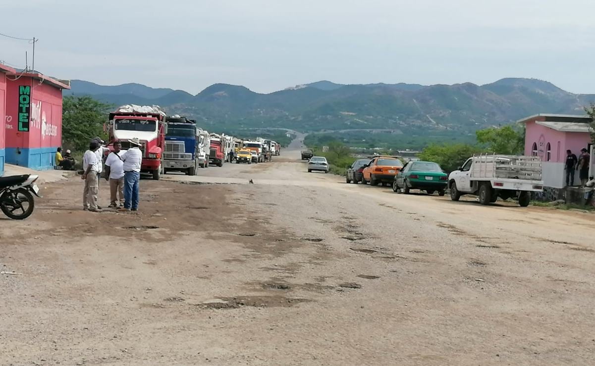 Bloquean pescadores ingreso de camiones de volteo a obra de rompeolas en Salina Cruz, Oaxaca - El Universal Oaxaca