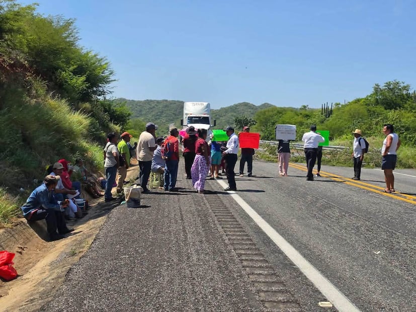 Habitantes de Rincón Moreno, Oaxaca, mantienen cerrada la carretera Transístmica. Foto: especial.