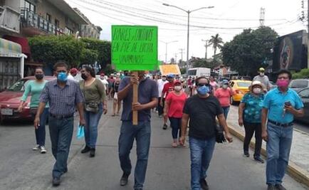 Marchan en Salina Cruz dueños de bares y cantinas para exigir su apertura ante falta de ingresos
