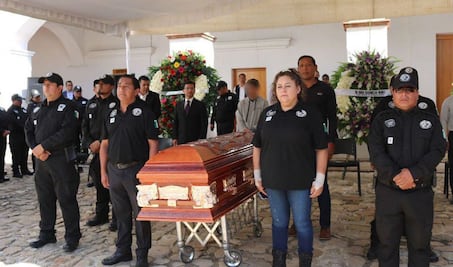 Realizan guardia de honor para despedir a agente de investigación asesinado en ataque
