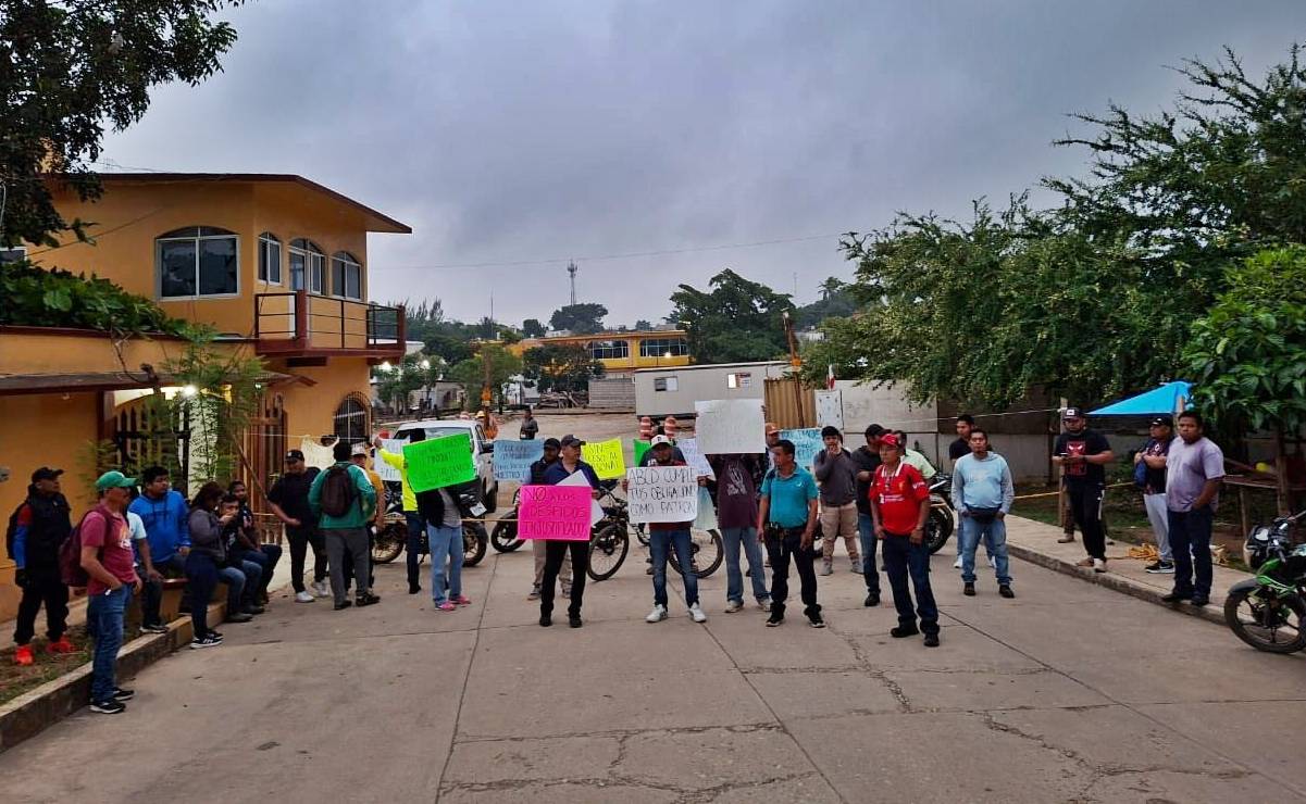 Trabajadores de la empresa ABCD Arquitectura bloquean obras del Tren Transístmico en Matías Romero para exigir el pago de sus finiquitos