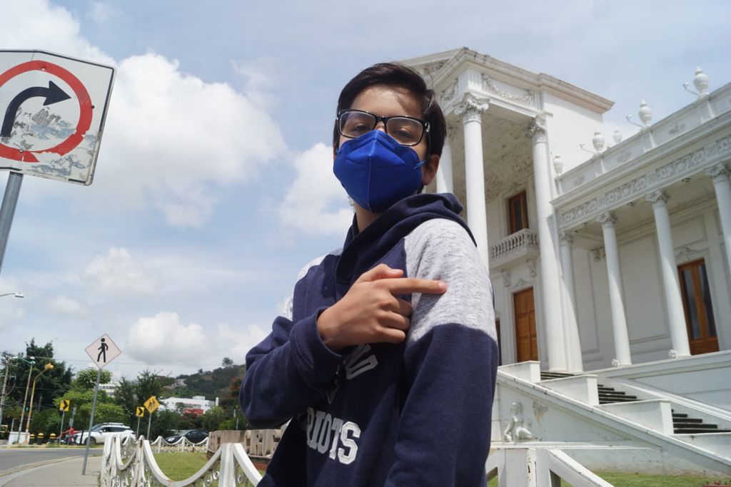 Vacunan contra Covid a 18 niños de Oaxaca, tras ganar amparos y vencer obstáculos de la 4T