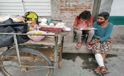 Por pandemia, Claudia convirtió una banqueta en un salón de clases para su hija de 8 años