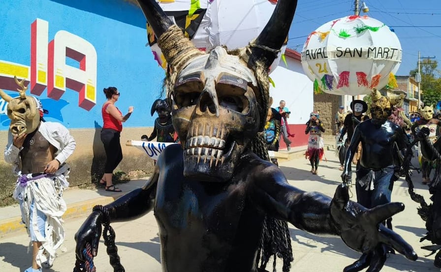 Diablos aceitados escenifican boda satírica y cierran el carnaval en San Martín Tilcajete