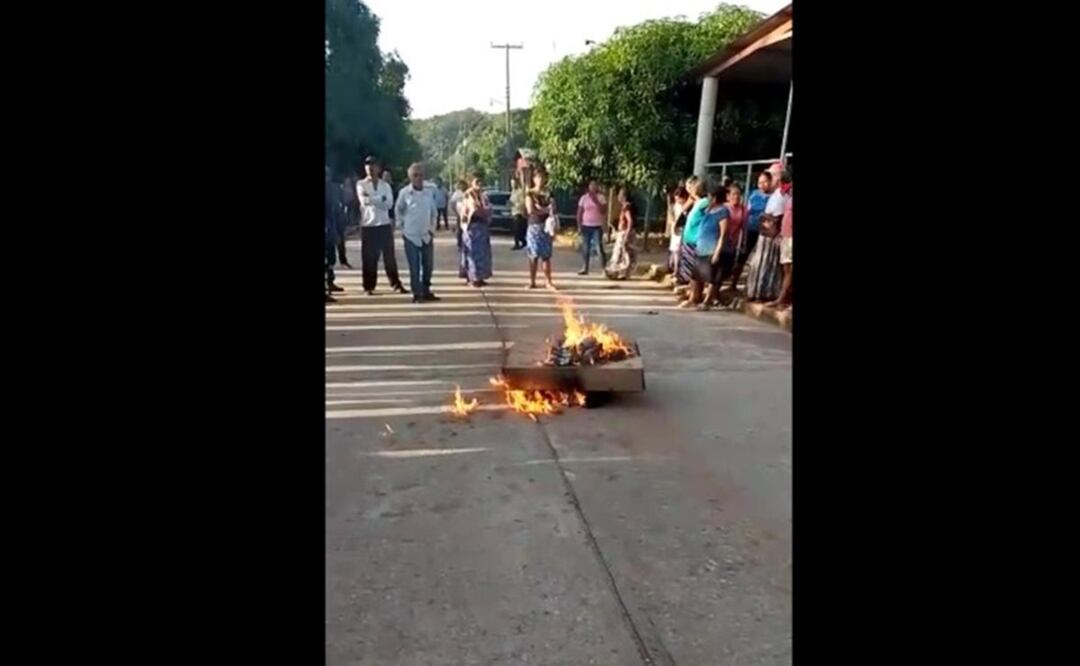 Habitantes quemaron las urnas como una forma de manifestar su rechazo a la falta de respuesta rápida y de apoyos de los gobiernos estatal y federal, luego del paso del huracán Agatha. Foto: Especial