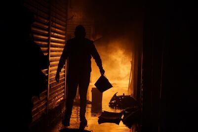 Reportan más de 100 locales afectados por incendio en Central de Abasto de Oaxaca; está controlado al 90%