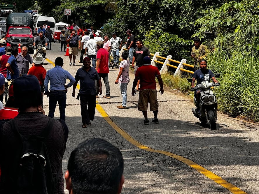 Ante riesgo de colapso, 5 municipios de la Cuenca exigen al gobierno de Oaxaca reparar puente por falla geológica