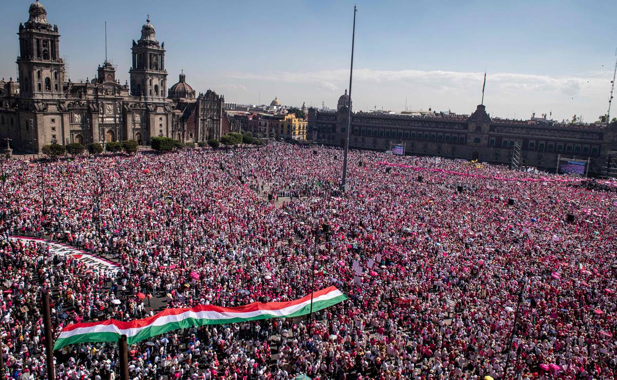 Los discursos de los oradores fueron respaldados por el público congregado en la Plaza de la Constitución.