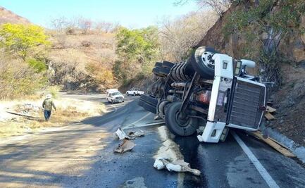 Tráiler con madera que volcó, causante de muerte de abuelo y dos nietos en accidente en Oaxaca