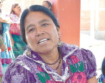 Mujeres zapotecas del barro rojo impulsan expoventa en Tlapazola