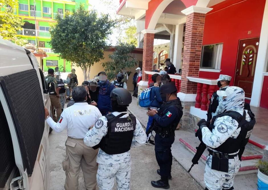 En hoteles y autobuses turísticos, así cruzan Oaxaca migrantes sin documentos; INM asegura a otro grupo en Juchitán. Foto: Cortesía