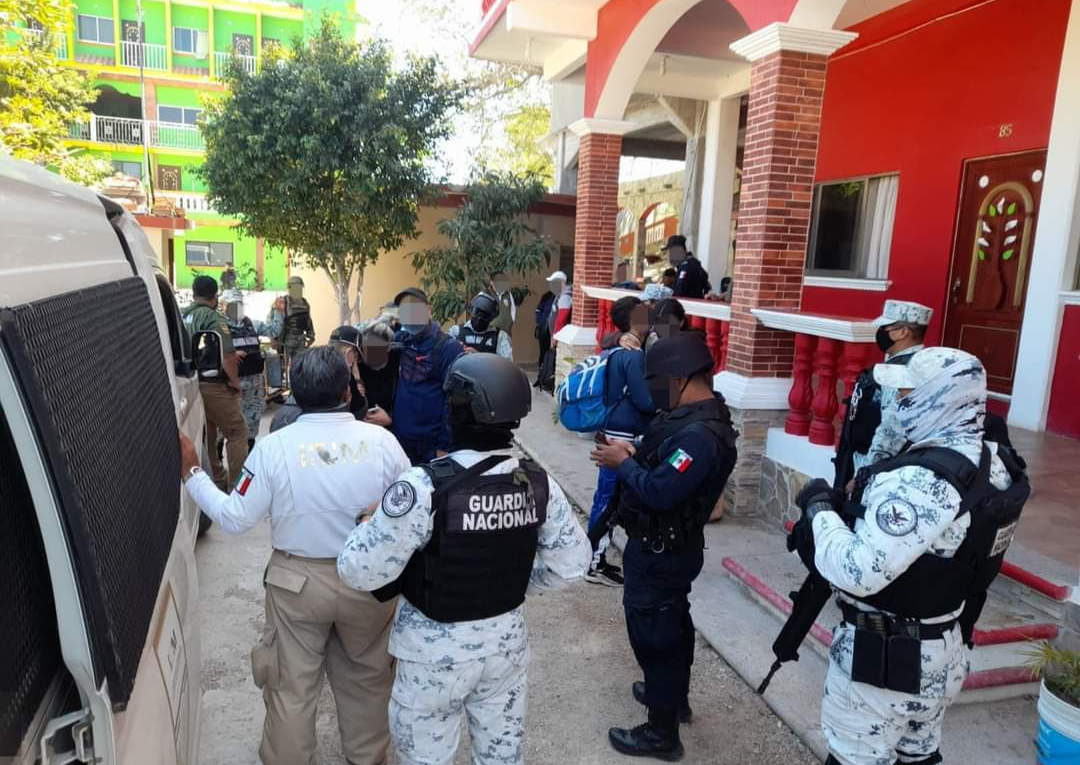 En hoteles y autobuses turísticos, así cruzan Oaxaca migrantes sin documentos; INM asegura a otro grupo en Juchitán. Foto: Cortesía