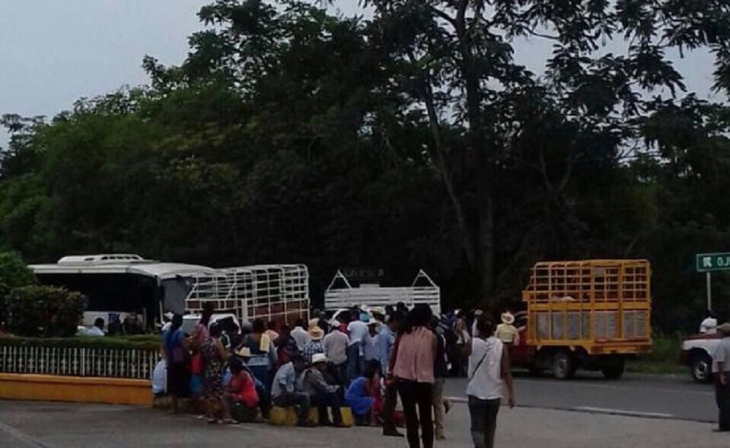 Habitantes de Ojitlán reactivan protestas y queman vehículos