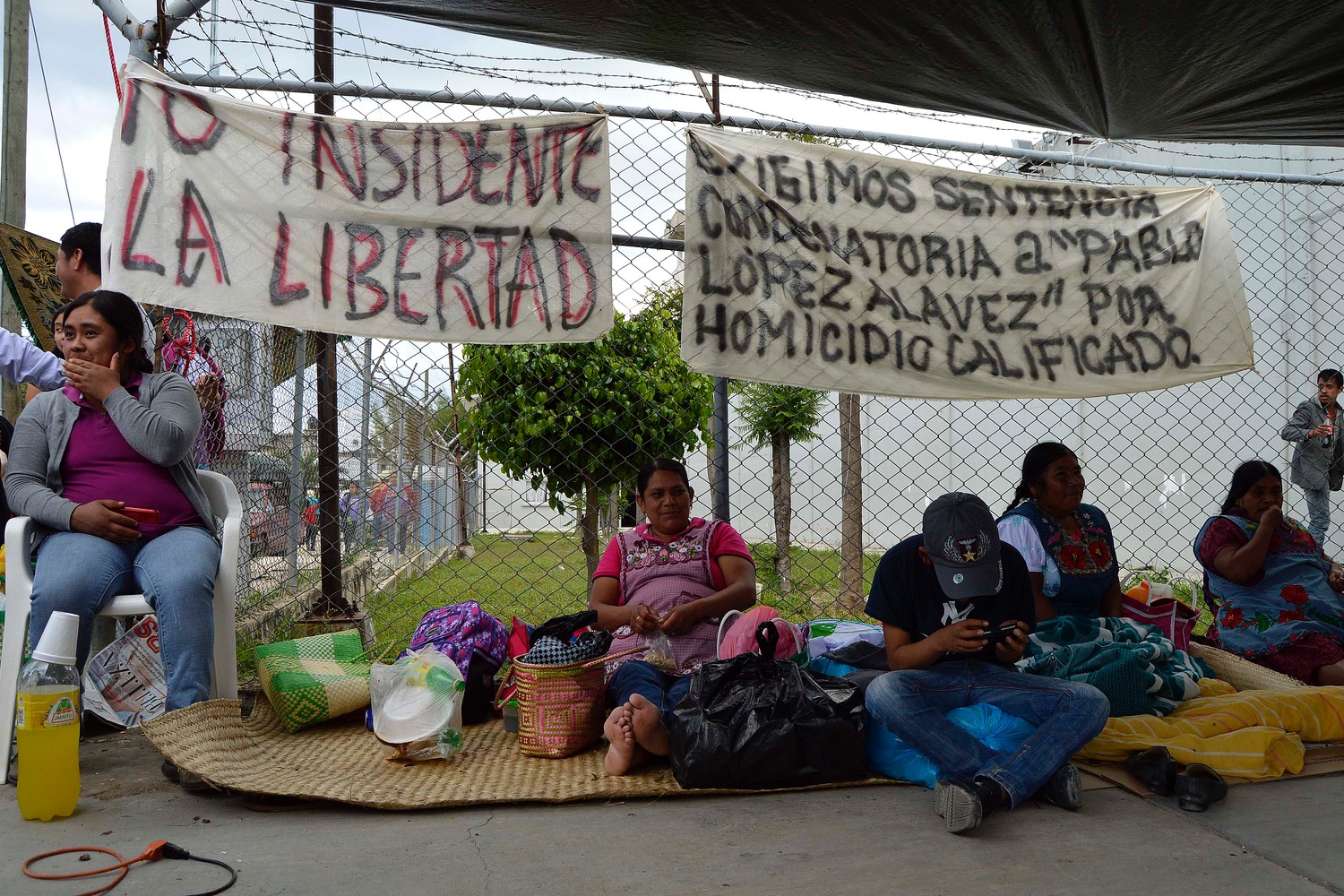 Comuneros de Aloapam instalan "plantón" en penal de Etla; exigen cárcel contra Pablo López Alavés