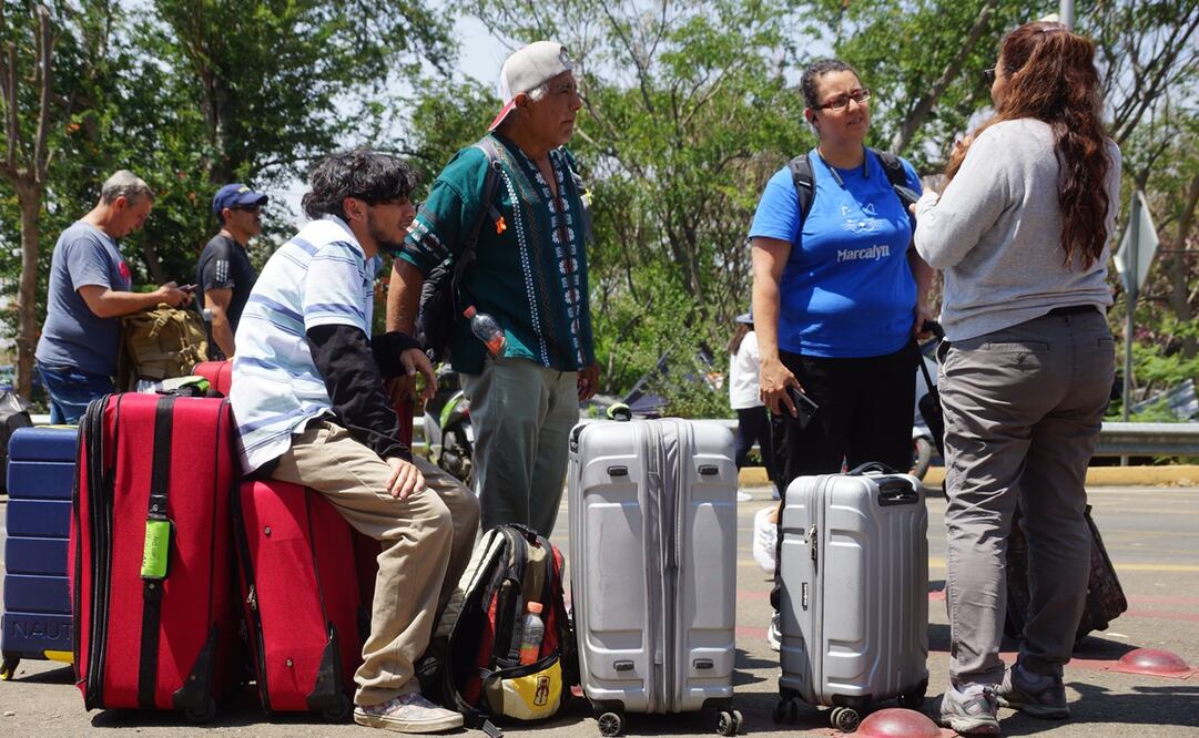 Cierra y suspende vuelos aeropuerto de Oaxaca por bloqueo de maestros de la Sección 22 del SNTE. Fotos: Edwin Hernández
