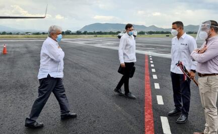 AMLO llega a Oaxaca con cubrebocas; estará de gira el fin de semana