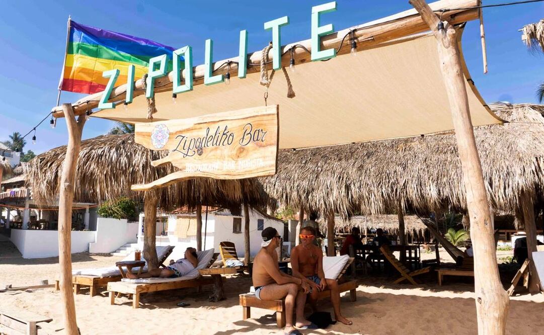 Un año de Agatha: Empresarios y comunidad LGBTQI+ levantaron a Zipolite tras el huracán. Foto: Mario Arturo Martínez