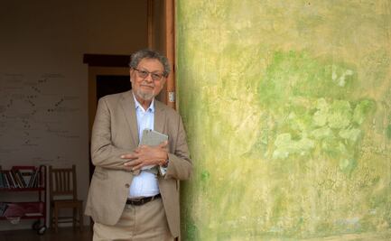 El escritor Elmer Mendoza “enseña caminos” para los próximos novelistas de Oaxaca