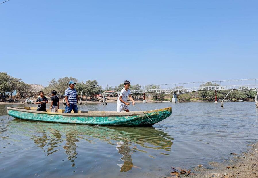 Pobladores de ambas comunidades sólo podían cruzar en lancha