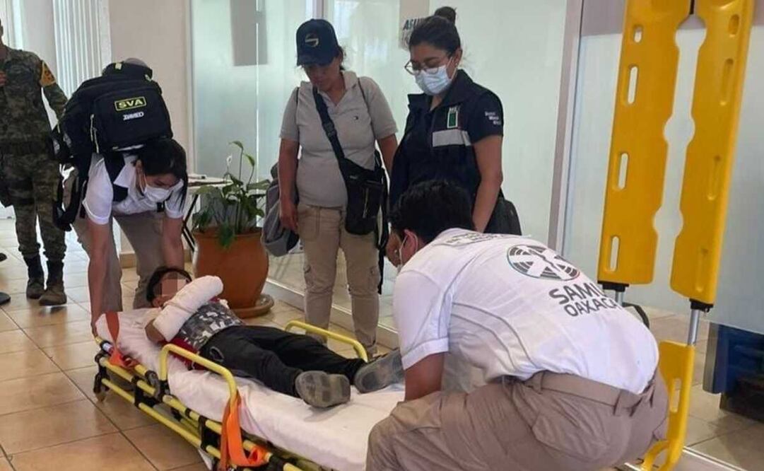 Trasladan vía aérea a niño de 7 años de Pluma Hidalgo lesionado tras paso de Agatha por Oaxaca. Foto: Gobierno de Oaxaca