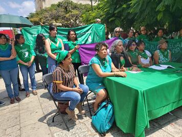 Existen 49 carpetas por aborto en Oaxaca; mujeres exigen despenalización a diputados