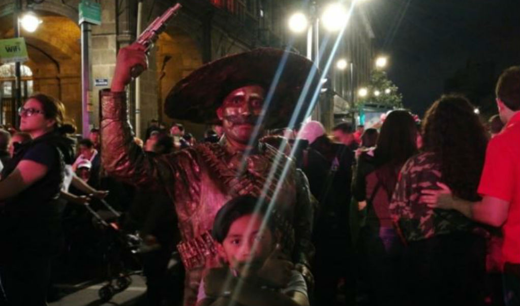 Viaja 15 horas desde Oaxaca para asistir al Grito de AMLO