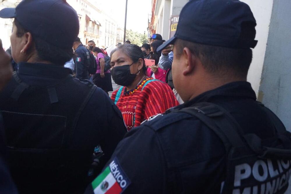 Edil de la ciudad de Oaxaca justifica uso de operativo policial contra desplazados triquis en el Zócalo. Foto: Edwin Hernández