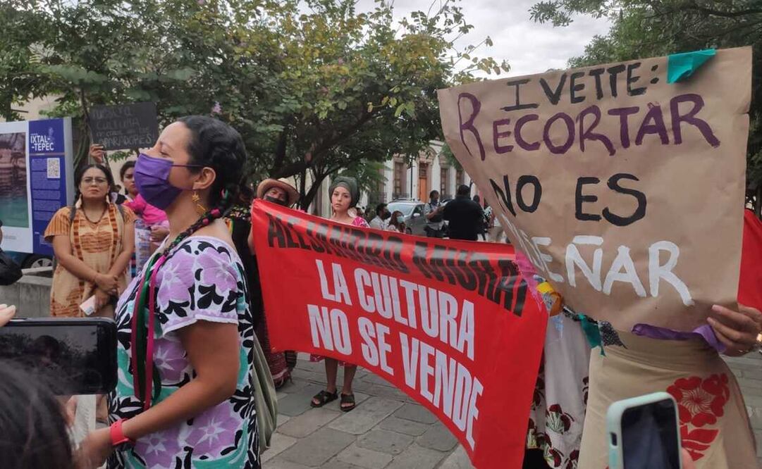 Con pasarela, protestan artesanas por plagio y apropiación de textiles indígenas de Oaxaca en el Fashion Week. Fotos: Mario Arturo Martínez