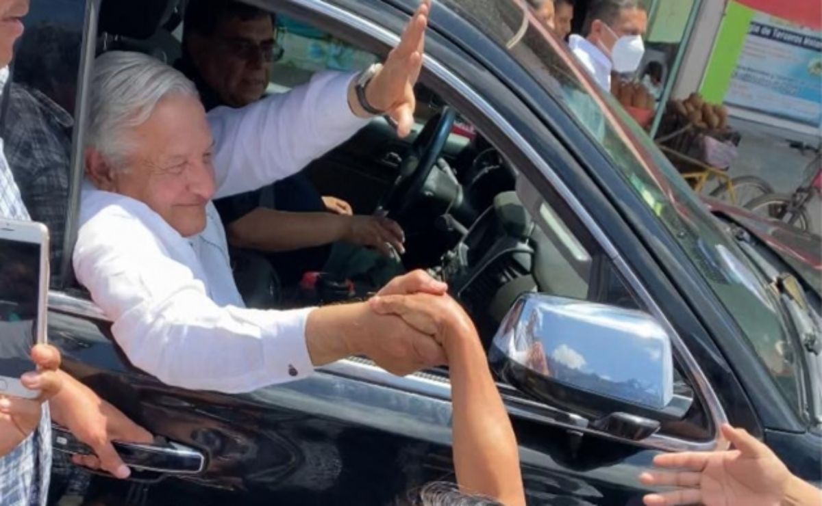 “Ya no pude más y tuve que bajar el vidrio para saludar a la gente”, dice AMLO desde Oaxaca