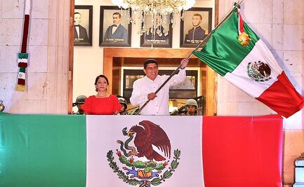 Con vivas a los pueblos originarios y a AMLO, Jara encabeza Grito de Independencia en Oaxaca