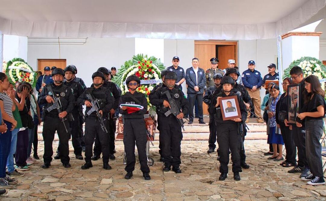 Con homenaje de cuerpo presente, despiden en Oaxaca a agente de investigación asesinado en enfrentamiento. Foto: Especial