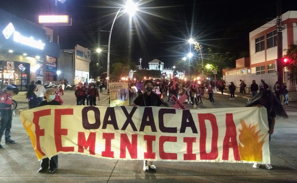 Mujeres de Oaxaca salen a las calles en “marcha fúnebre”, para denunciar la violencia feminicida. Foto: Especial